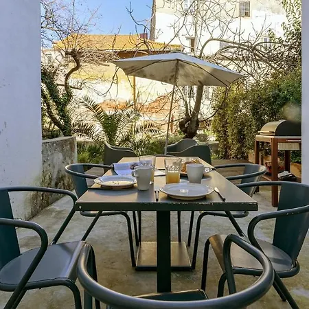 Plum Guide - The Elemental * Lisboa
